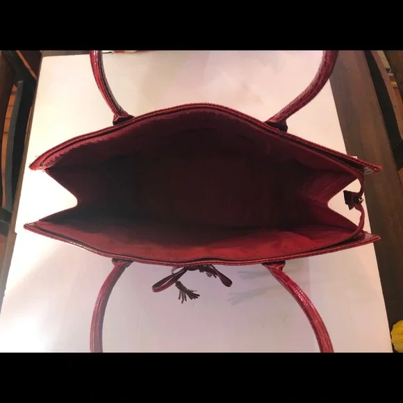 Elegant Red Crocodile-Embossed Shoulder Bag - Picture 7 of 12